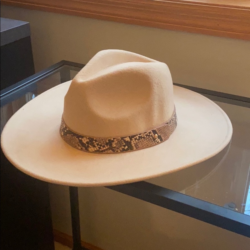 Tan/beige flat bill hat
